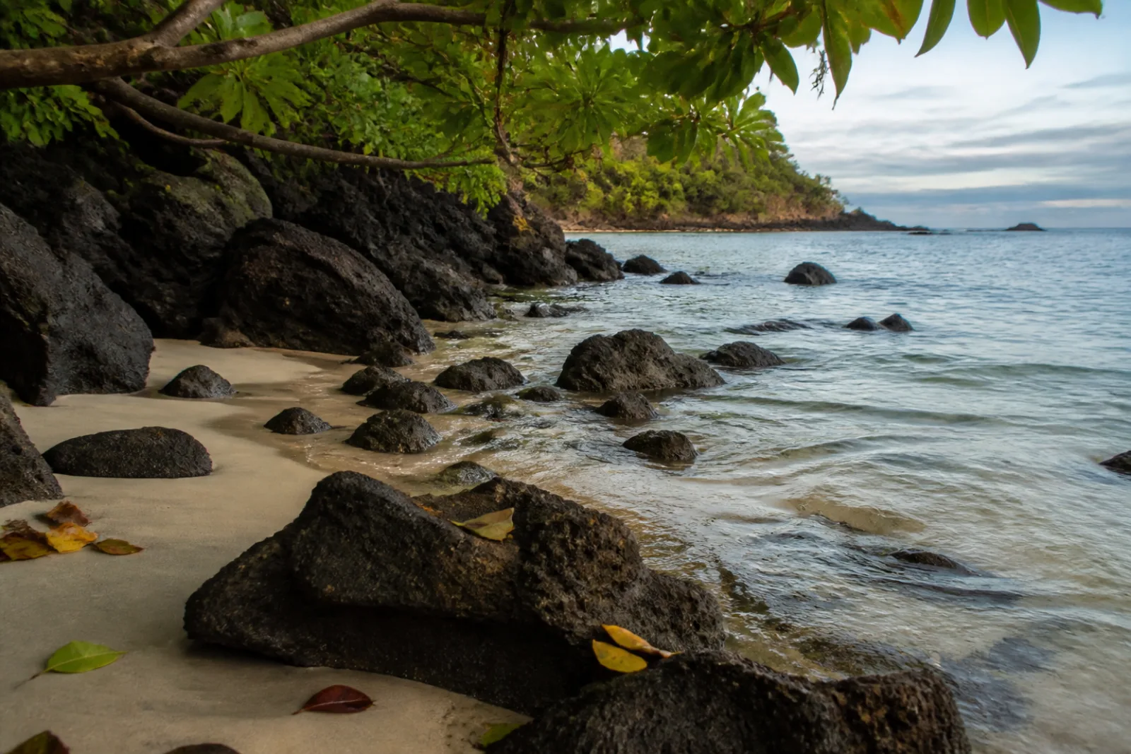 Rivage volcanique préservé de Nosy Be