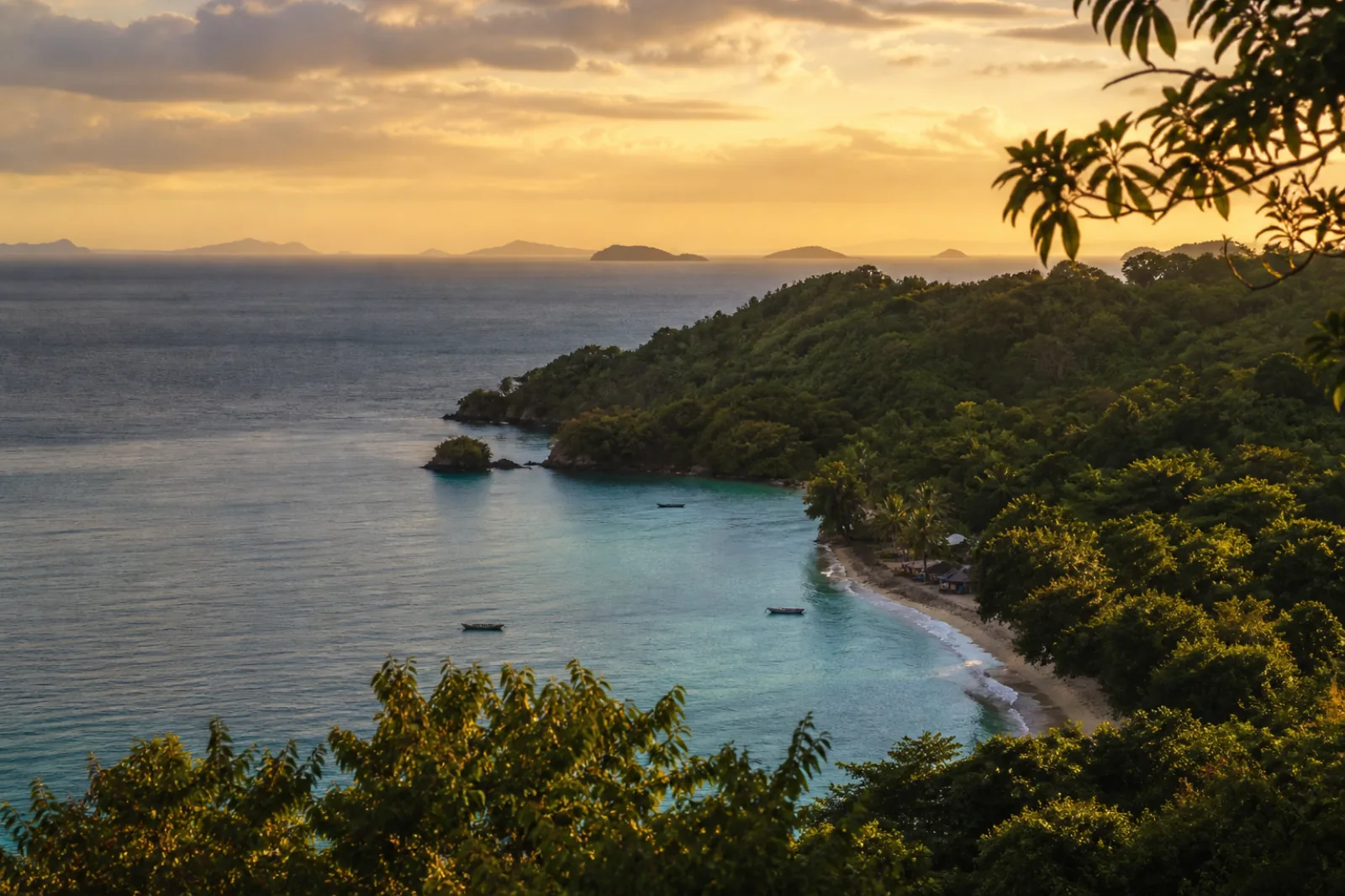 Côte de Nosy Be et ses îlots au coucher du soleil